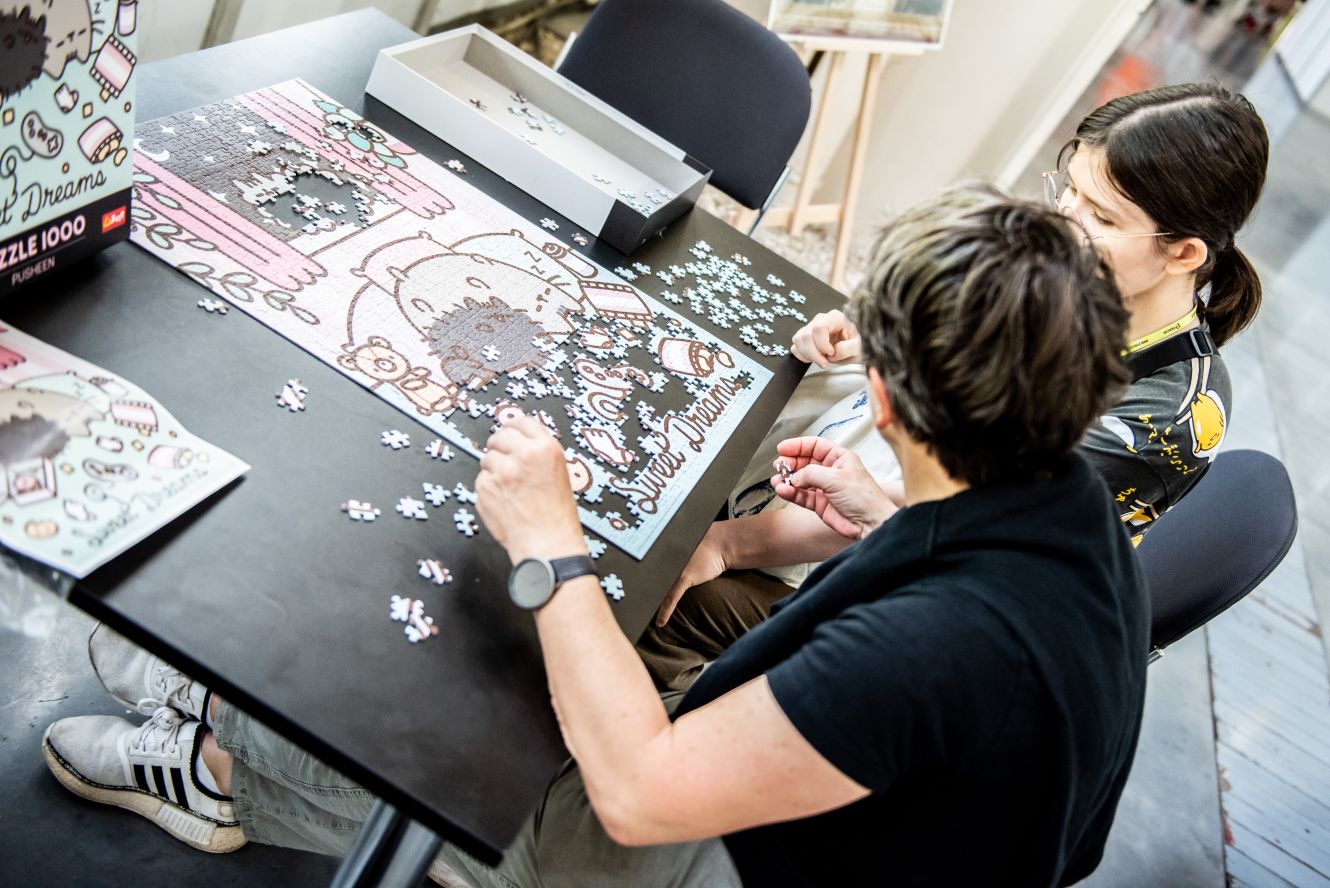Dwie osoby układające puzzle