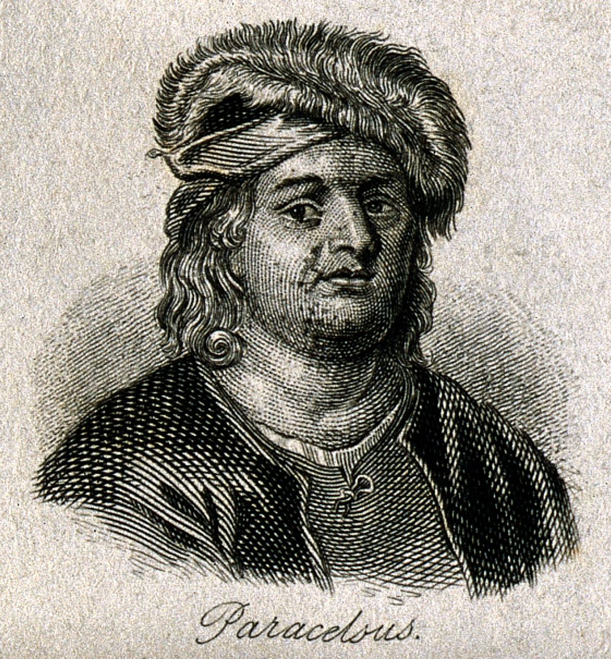 Szczegółowa, czarno-biała rycina przedstawiająca mężczyznę w renesansowym stroju, z długimi, falistymi włosami i futrzaną czapką na głowie; patrzy prosto przed siebie, ukazany od klatki piersiowej w górę. Pod spodem podpis osoby na grafice "Paracelsus"