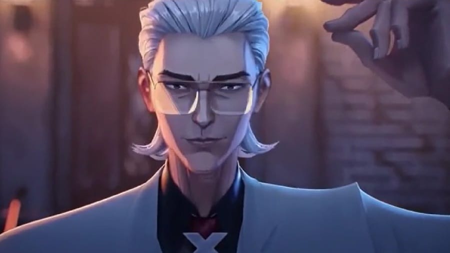 Zbliżenie na animowaną postać mężczyzny o siwych włosach i okularach, w jasnym garniturze, stojącego w ciemnym, miejskim otoczeniu.