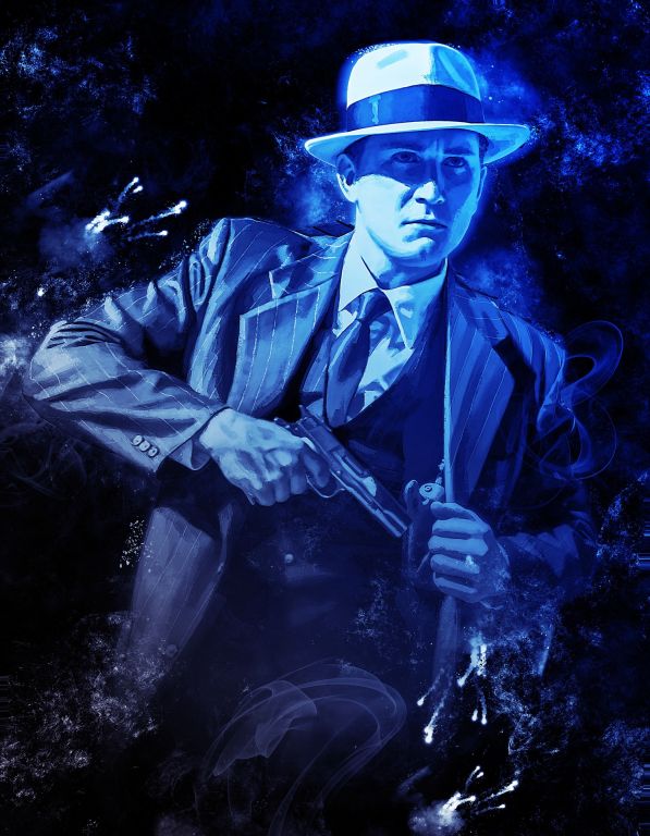 Ilustracja w niebieskiej tonacji przedstawiająca mężczyznę w kapeluszu i eleganckim garniturze w stylu lat 30., trzymającego pistolet. Postać wyłania się z mrocznej, dymnej przestrzeni, z intensywnym, czujnym spojrzeniem. Całość ma klimat noir i tajemnicy, z dynamicznymi smugami światła i mgły wokół sylwetki.